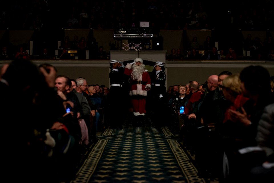Navy Band performs holiday concerts 161217-N-LC494-570