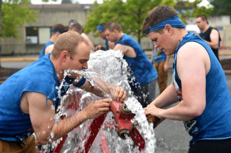 NBK Submariners host DC Olympics 160722-N-OO032-059