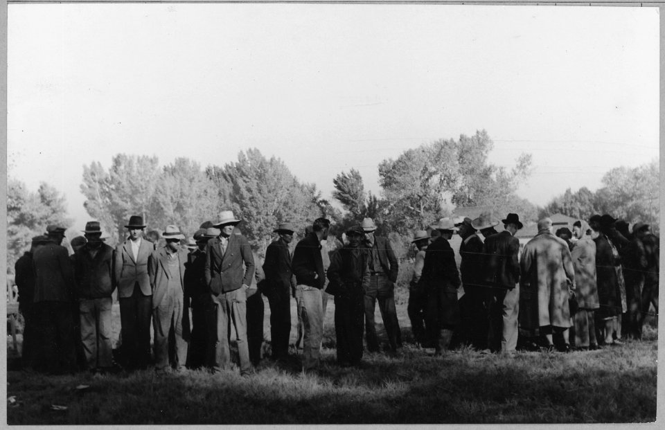 Near Bakersfield, California. Applicants for surplus food stamp grants by Farm Security Administrati . . . - NARA - 522177