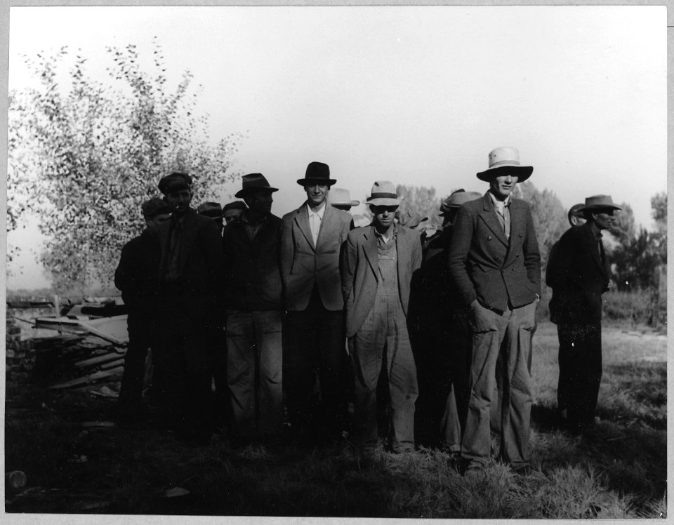 Near Bakersfield, California. Applicants for surplus food stamp grants by Farm Security Administrati . . . - NARA - 522180