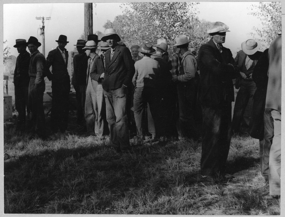 Near Bakersfield, California. Applicants for surplus food stamp grants by Farm Security Administrati . . . - NARA - 522181
