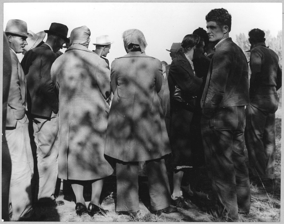 Near Bakersfield, California. Applicants for surplus food stamp grants by Farm Security Administrati . . . - NARA - 522182