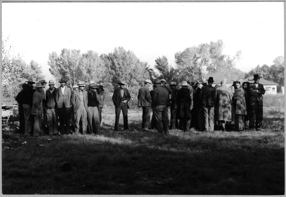 Near Bakersfield, California. Applicants for surplus food stamp grants by Farm Security Administrati . . . - NARA - 522183
