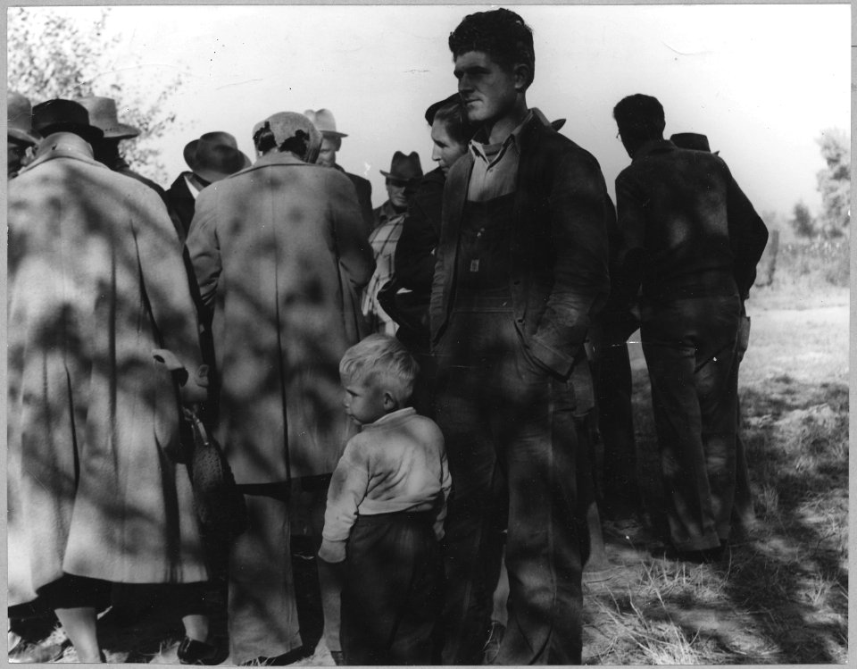 Near Bakersfield, California. Applicants for surplus food stamp grants by Farm Security Administrati . . . - NARA - 522192