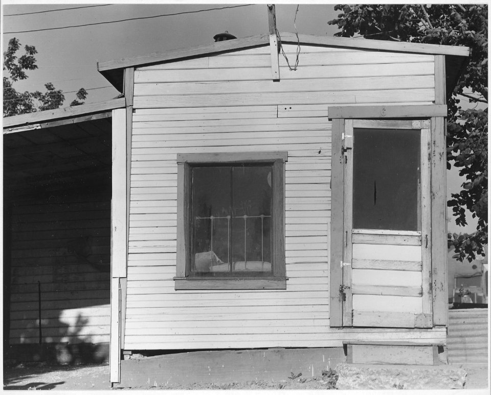 Near Brentword, Contra Costa County, California. One of the cabins in the Davis Auto Camp. - NARA - 521803