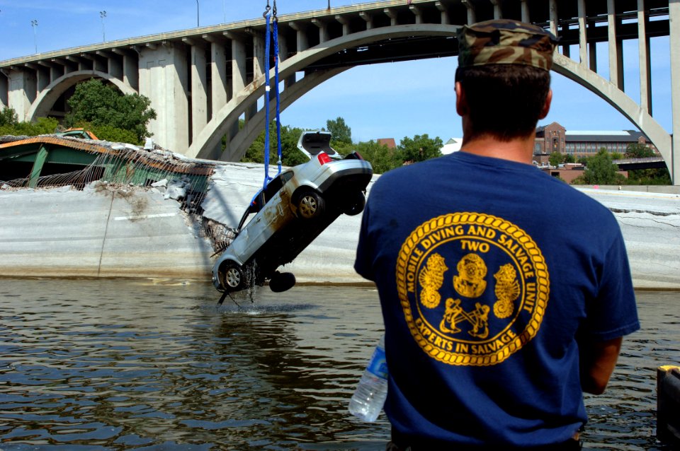 Navy Divers Assist Local Authorities at Bridge Collapse in Minneapolis DVIDS53247