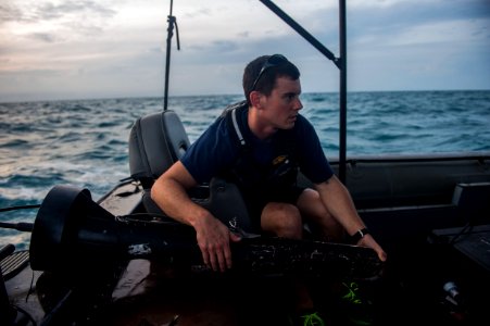 Navy divers support AirAsia Flight QZ8501 search efforts 150105-N-DC018-026