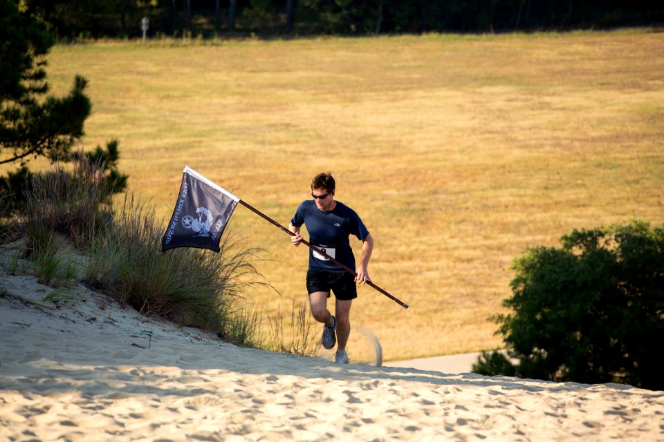 Navy EOD Techs Race to Remember 131005-N-JV638-081