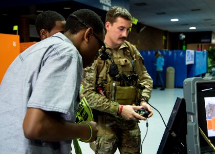 Navy EOD, divers promote science, technology with local students 130323-N-JV638-106