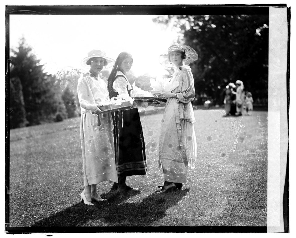 Near east relief lawn fete LCCN2016828051