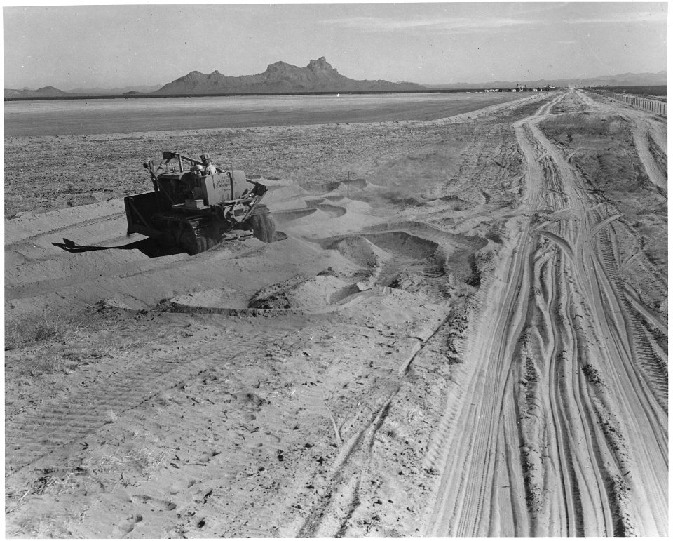Near Eloy, Pinal County, Arizona. Levelling new desert land for cotton and flax production. Preparat . . . - NARA - 522494