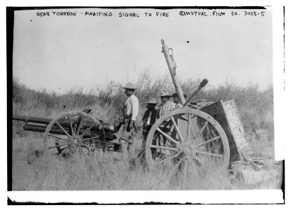 Near Torreon - awaiting signal to fire LCCN2014696013