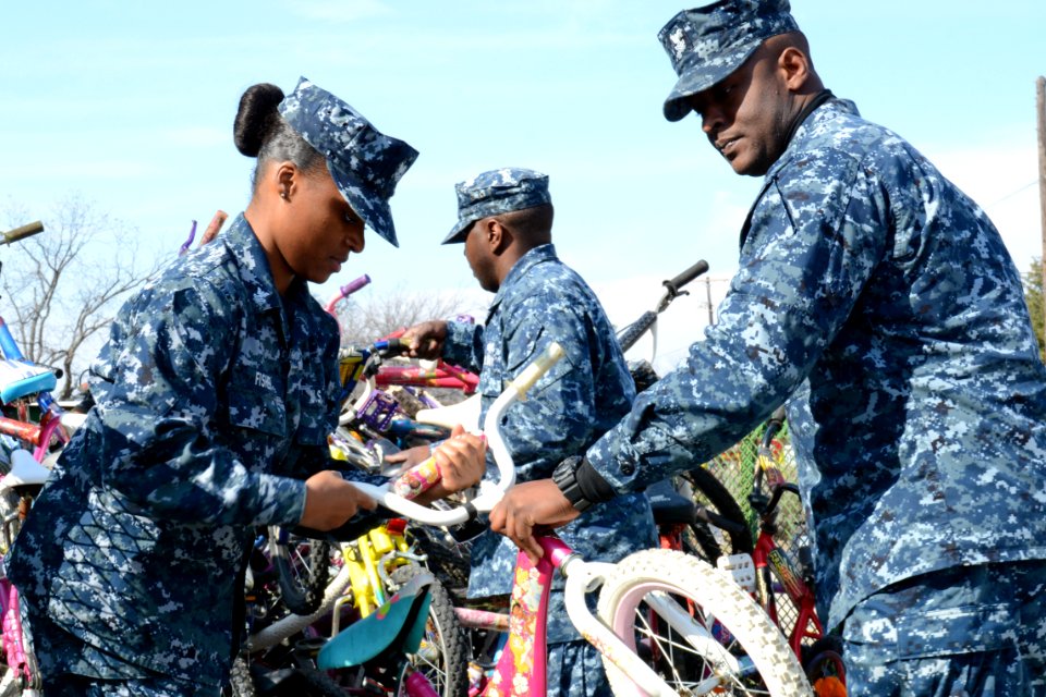 Navy recruiters participate in a community service project. (16193267430)