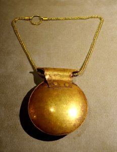 Necklace with lenticular bulla, Ostia, Augustan age, gold, inv. 13379 - Museo Gregoriano Etrusco - Vatican Museums - DSC01141 photo