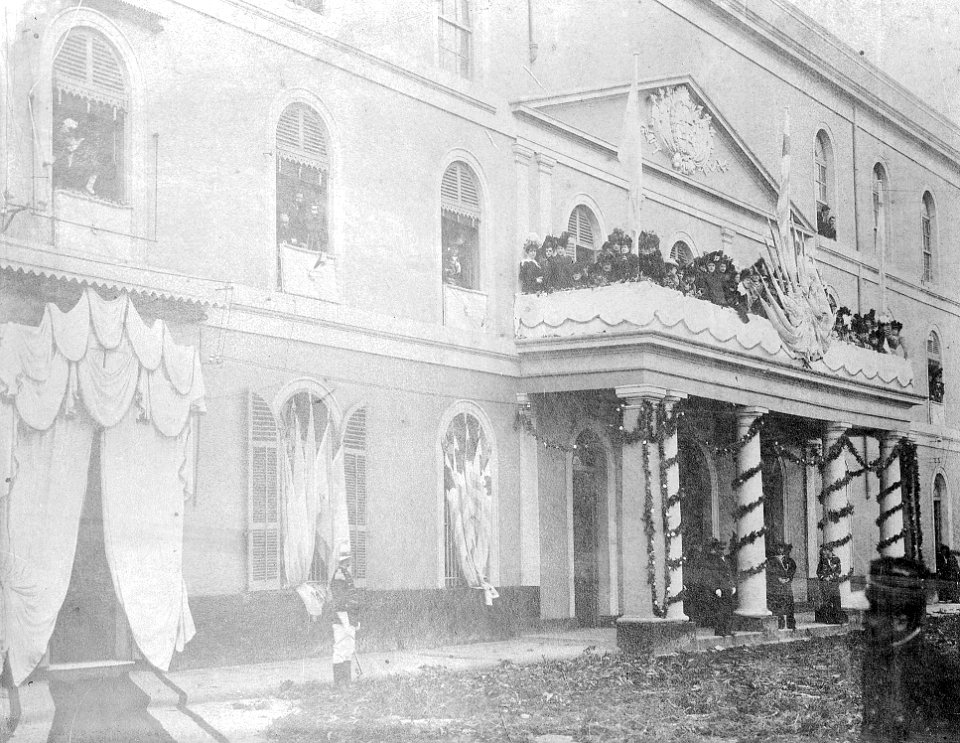 Neg. 02. Edificio adornado para festejos