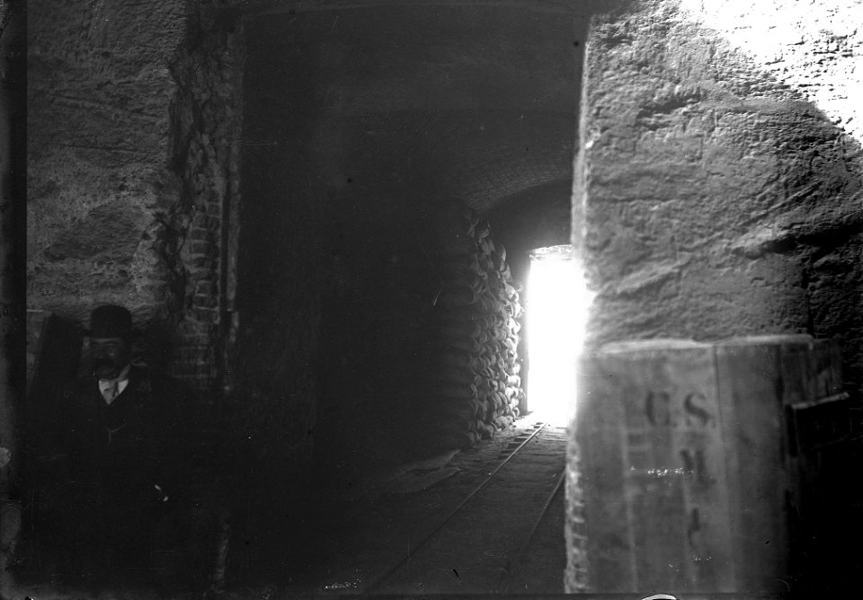 Neg. 25. Deposito en el Puerto (Túnel) 1