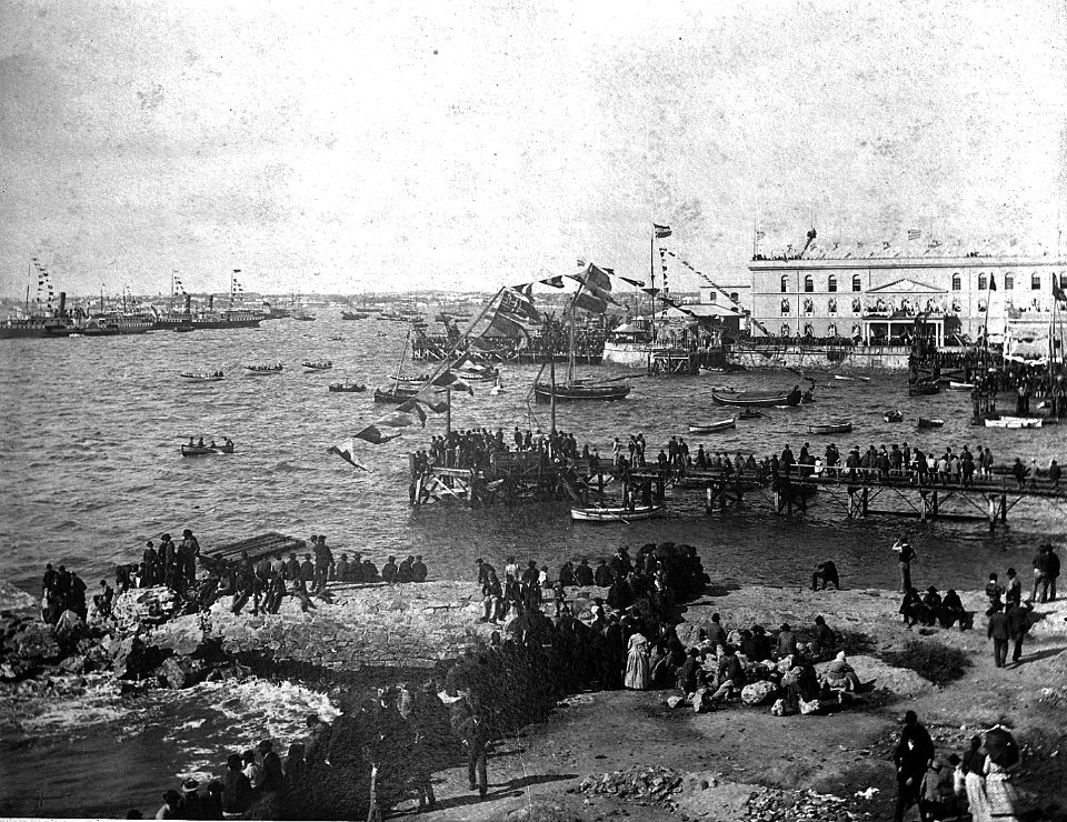 Neg. 19. Llegada de Juárez Celman, edificio de la aduana