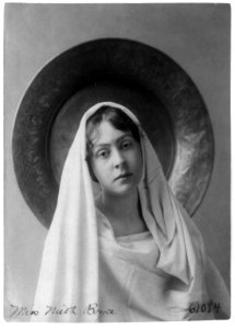 Neith Boyce Hapgood, half-length portrait, facing front, wearing shawl over head and shoulders LCCN91789196