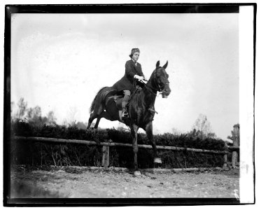 Nell Thorou LCCN2016829052