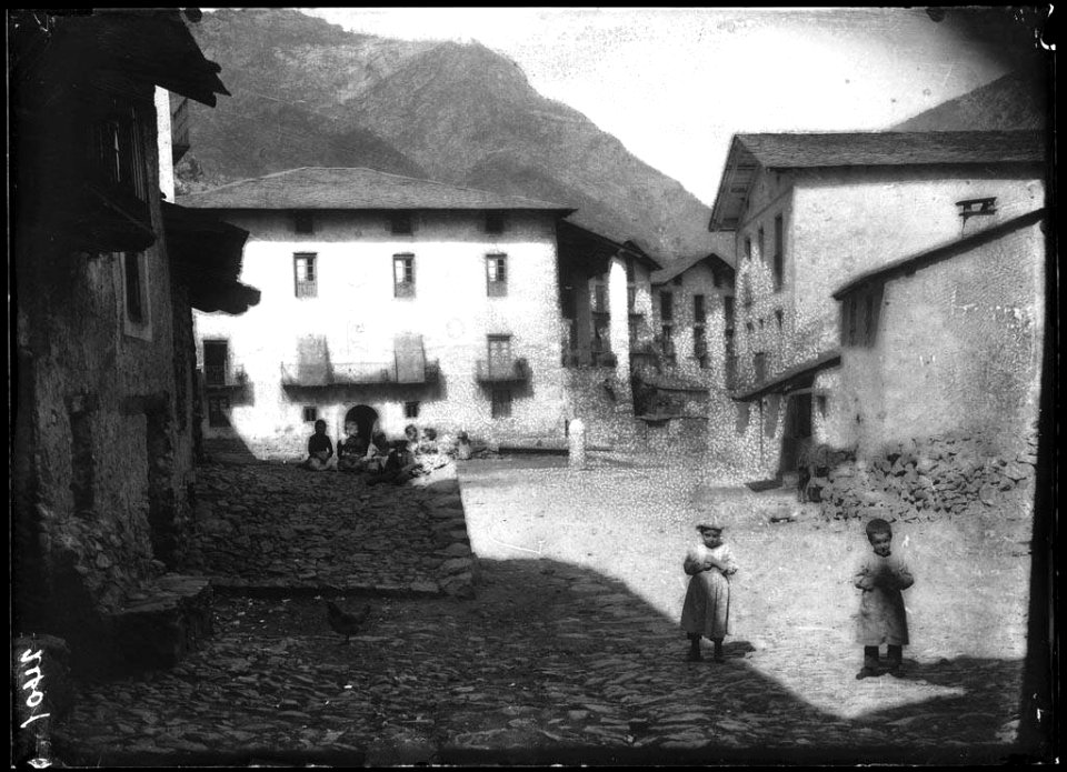 Nens a la plaça d'Andorra la Vella