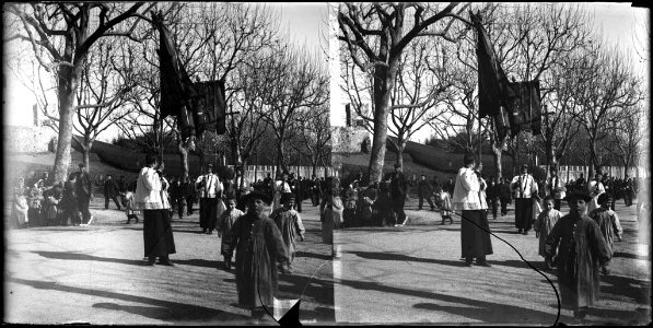 Nens vestits d'escolans en una processó per un carrer del desert de Sarrià