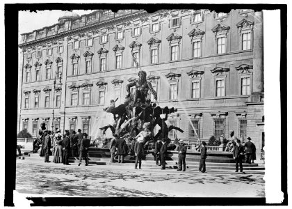 Neptune fountain, Berlin LCCN2016821269