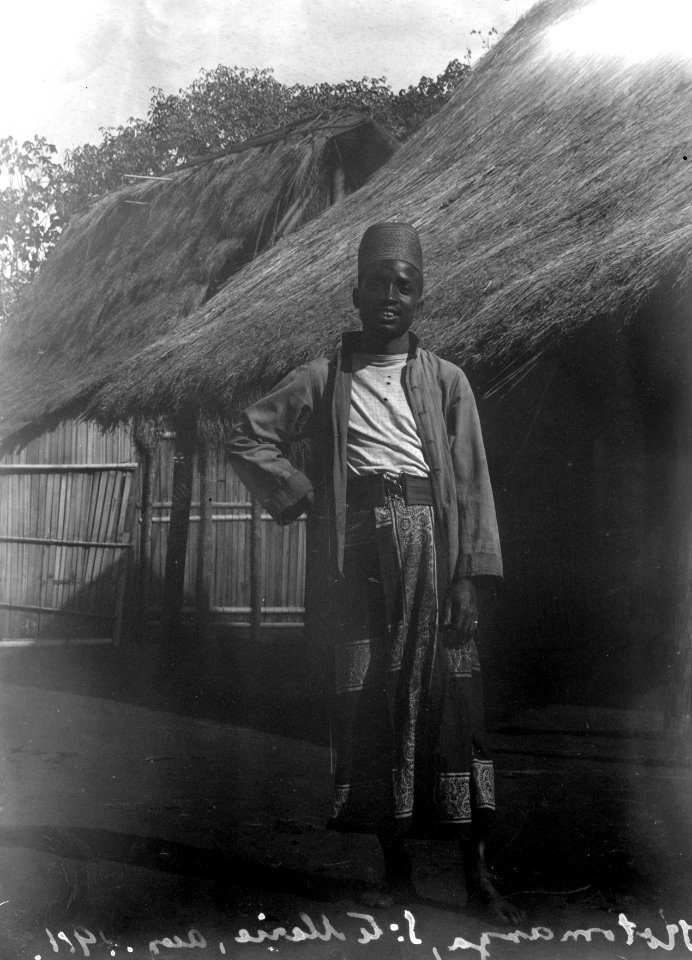 Neg.nr 13758 Bild.nr. 21760 (papper under negativkuvert) Datum aug - SMVK - 021760