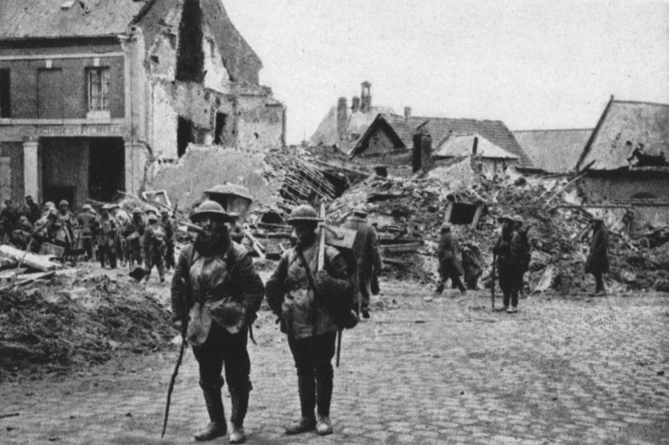 Nesle, nach dem deutschen Rückzug an der Somme. Englische Soldaten in einer Vorstadt (19. Märtz 1917).