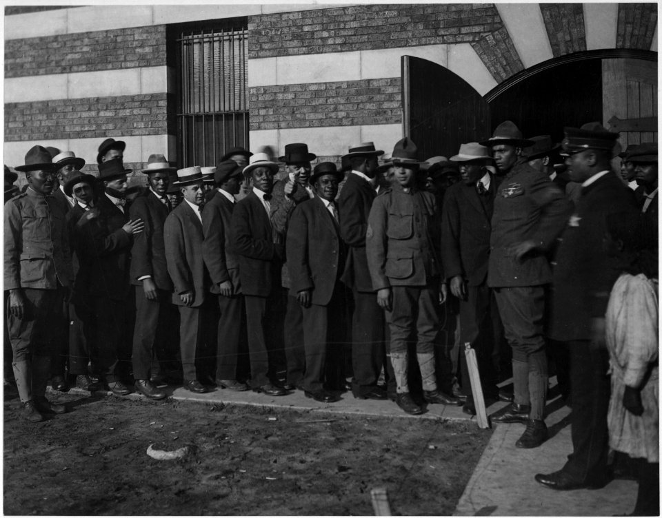Negroes eager to enlist for active service. Chicago, Illinois 1917, in 8th Regiment Infantry, Illin . . . - NARA - 533614
