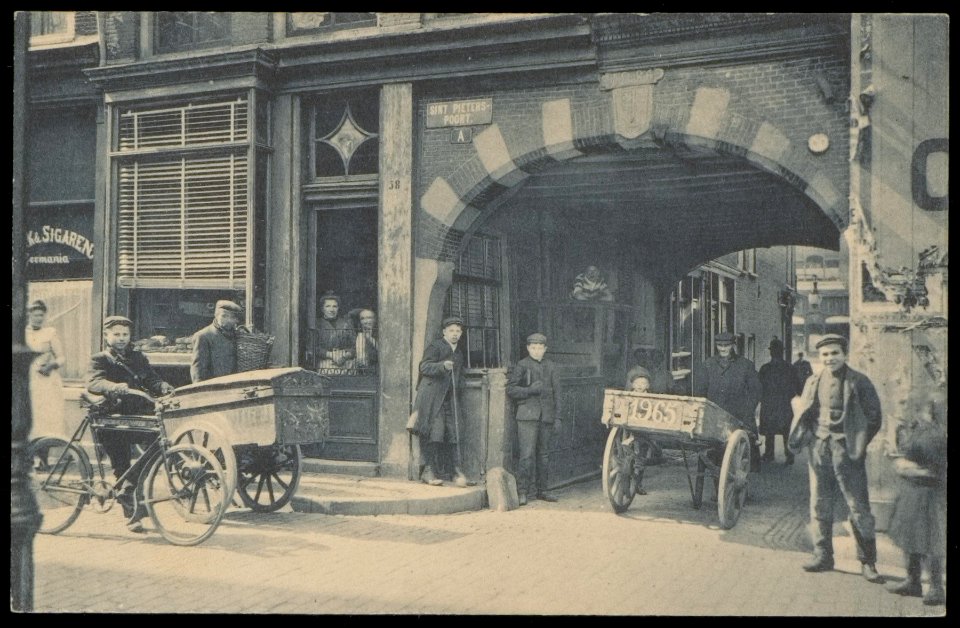 Nes bij de Sint Pieterspoort richting Rokin. Uitgave N.V. A.J. Nuss, Amsterdam, Afb PBKD00332000002
