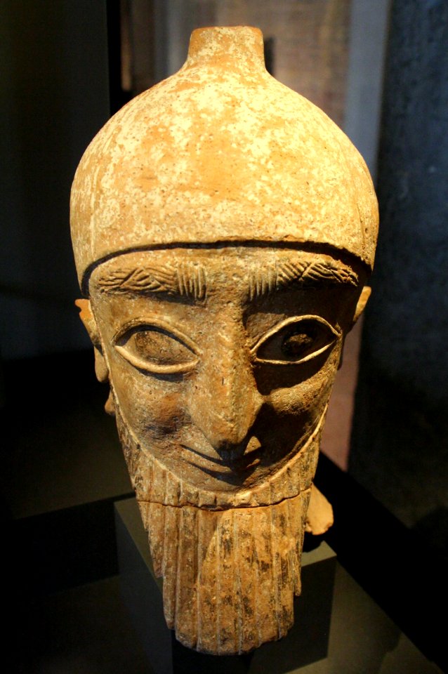 Neues Museum - Kopf einer männlichen Statue mit Kegelhelm