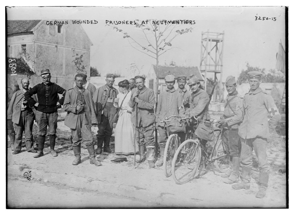 Neufmentier (i.e., Chauconin-Neufmontiers) - German wounded prisoners LCCN2014697660