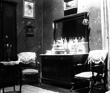 Neg. 50. Mobiliario