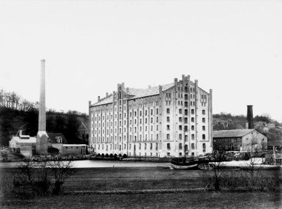 Neumühlen mit der 1864-65 an der Stelle einer alten Öl- und Lohmühle errichteten Langesche Kornmühle an der Schwentinemündung (Kiel 44.685)