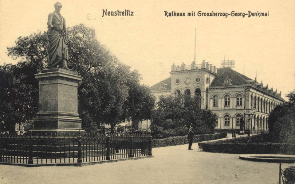 Neustrelitz, Mecklenburg-Vorpommern - Rathaus mit Großherzog-Georg-Denkmal (Zeno Ansichtskarten)