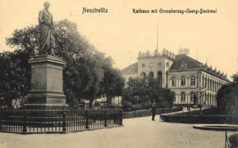Neustrelitz, Mecklenburg-Vorpommern - Rathaus mit Großherzog-Georg-Denkmal (Zeno Ansichtskarten)