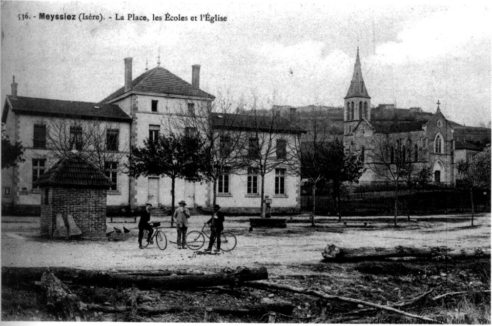 Meyssiez, la place, les écoles et 'église en 1912, p 125 de L'Isère les 533 communes - cliché C D Blanchard, éditeur à Vienne
