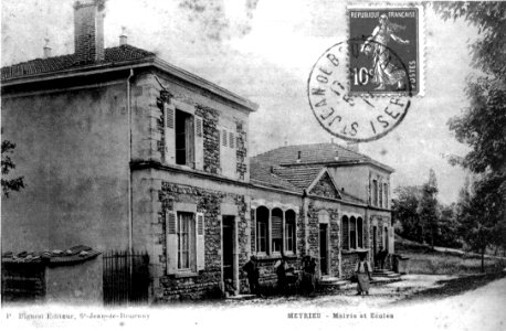 Meyrieu-les-étangs, mairie et écoles en 1913, p 124 de L'Isère les 533 communes - P Bignon éditeur à St-Jean-de-Bournay photo
