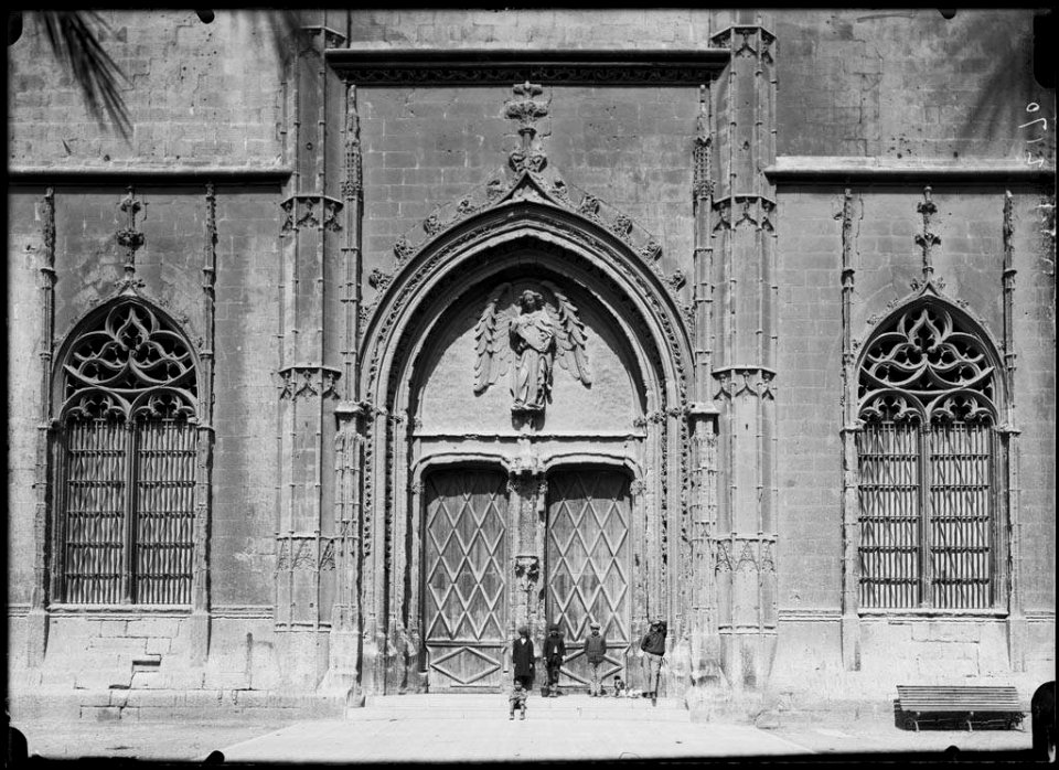 Nens davant la porta principal de la Llotja de Palma de Mallorca