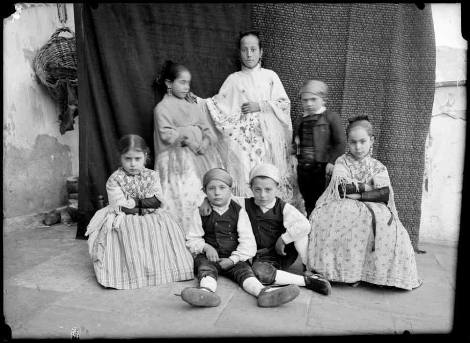 Nens i nenes d'una família amb indumentària tradicional