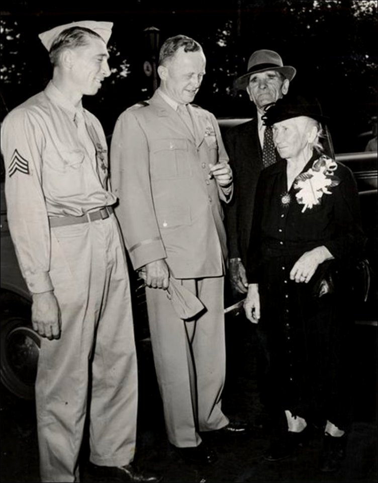 MG John W. Leonard, Alexander A. Drabik and his Parents in Toledo Zoo