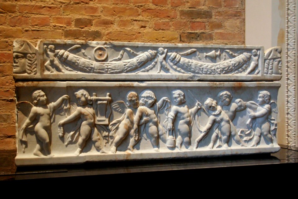 Neues Museum - Kindersarkophag