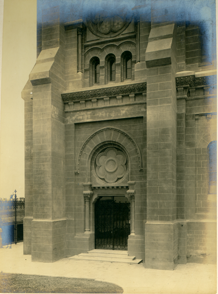 MG-21-015 (puerta de la torre en el frente del este)