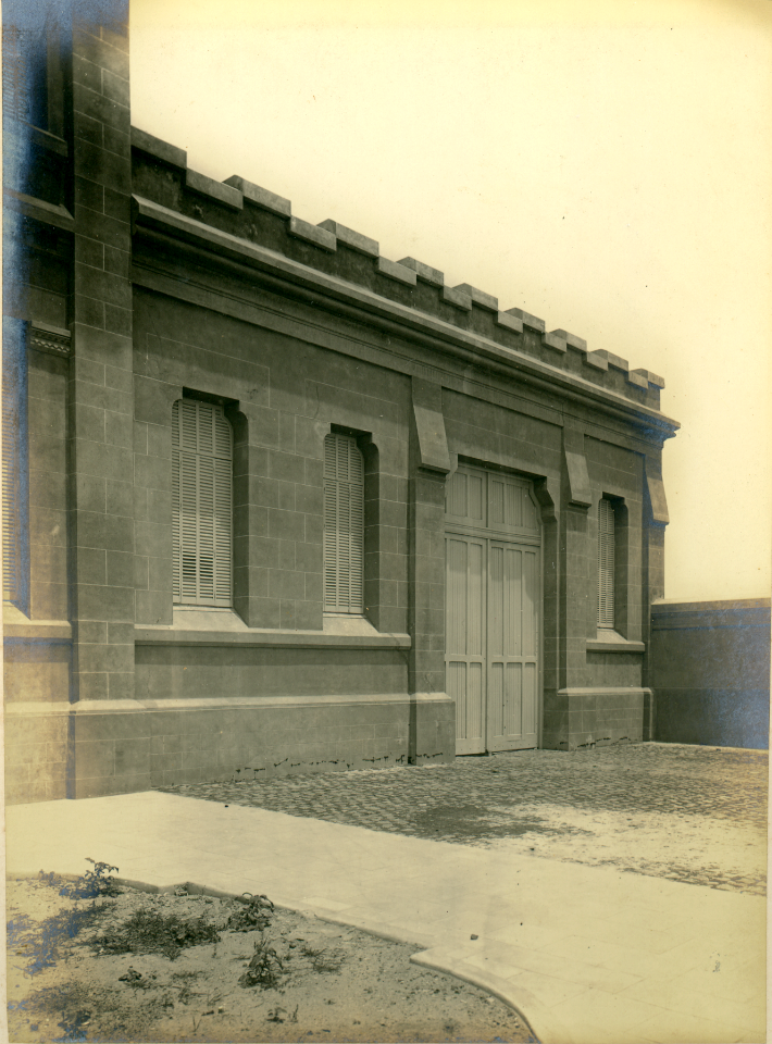 MG-21-059 (frente del departamento de servicio de la casa de los padres)