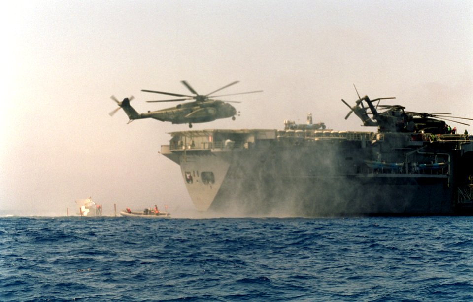 MH-53E lands on USS Inchon (MCS-12) in Adriatic Sea 1999