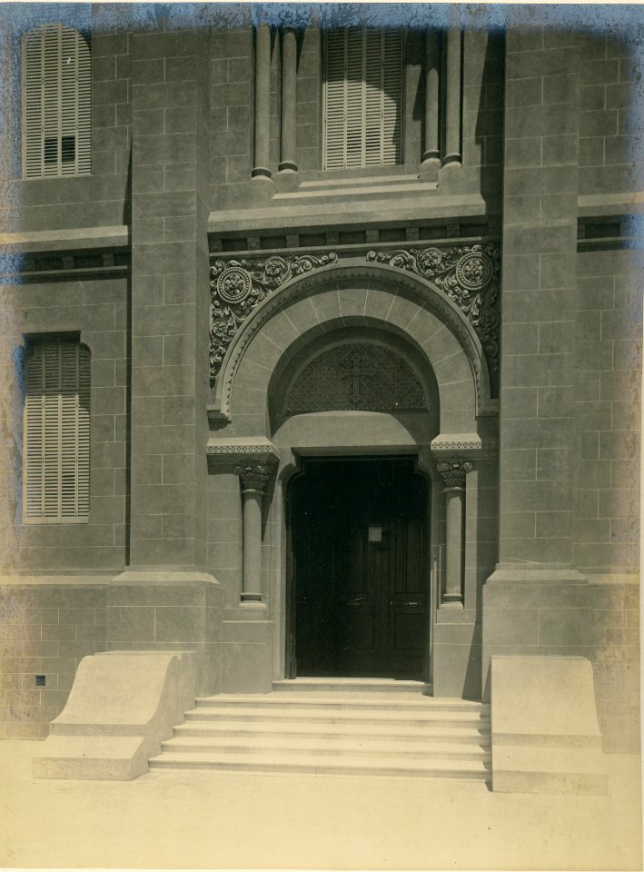 MG-21-038 (puerta de entrada de la casa de los padres)