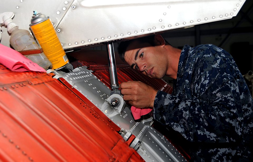 MH-60S maintenance 140107-N-YB753-005