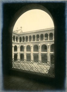 MG-21-044 (patio de los padres, desde un arco del primer piso)
