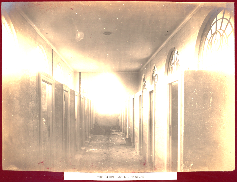 MG-53-041 (Hospital Alvear. Interior del pabellón de baños.)