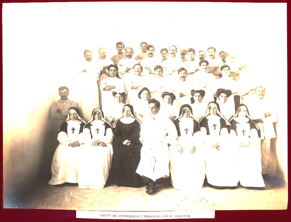 MG-53-045 (Hospital Alvear. Grupo de enfermeros y personal con su director.)
